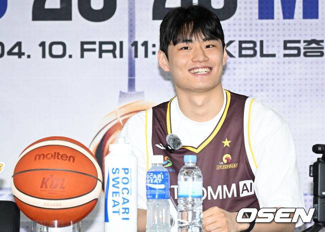 [OSEN=조은정 기자]2025-2026 LG전자 프로농구 플레이오프 미디어데이가 10일 서울 강남구 KBL 센터에서 열렸다.이날 미디어데이에는 창원 LG 조상현 감독·유기상, 안양 정관장 유도훈 감독·박지훈, 원주 DB 김주성 감독·이선 알바노, 서울 SK 전희철 감독·에디 다니엘, 고양 소노 손창환 감독·이정현, 부산 KCC 이상민 감독·허웅이 참석했다.LG 유기상이 착석하고 있다. 2026.04.10 /cej@osen.co.kr