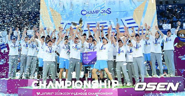 [OSEN=인천, 최규한 기자] 헤난 달 조토 감독이 이끄는 대한항공이 결국 트레블을 완성했다. 대한항공 선수들과 코칭스태프가 트로피를 번쩍 들며 환호하고 있다. 2026.04.10 / dreamer@osen.co.kr