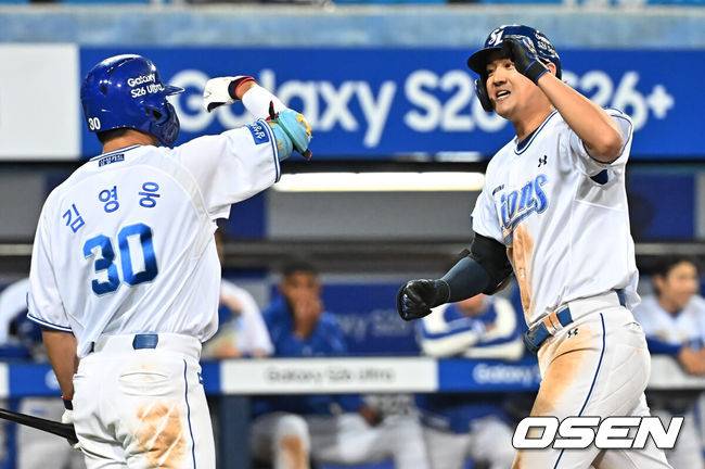 [OSEN=대구, 이석우 기자] 10일 대구삼성라이온즈파크에서 2026 신한 SOL KBO 리그 삼성 라이온즈와 NC 다이노스의 경기가 열렸다. 홈팀 삼성은 후라도가, 방문팀 NC는 구창모가 선발 출전했다. 삼성 라이온즈 구자욱이 6회말 무사 우월 솔로 홈런을 치고 하이파이브를 하고 있다. 2026.04.10 / foto0307@osen.co.kr
