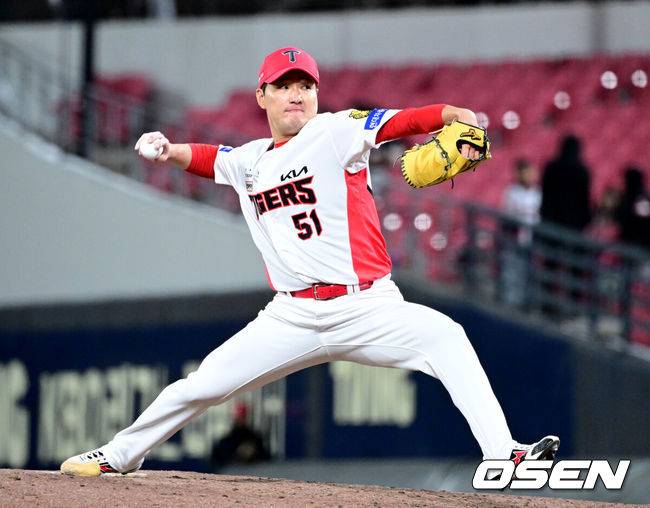 [OSEN=광주, 최규한 기자] 7일 광주-기아 챔피언스필드에서 ‘2026 신한 SOL KBO리그’ KIA 타이거즈와 삼성 라이온즈의 경기가 열렸다.홈팀 KIA는 양현종, 방문팀 삼성은 양창섭을 선발로 내세웠다. 8회초 마운드에 오른 KIA 투수 전상현이 힘차게 공을 뿌리고 있다. 2026.04.07 / dreamer@osen.co.kr