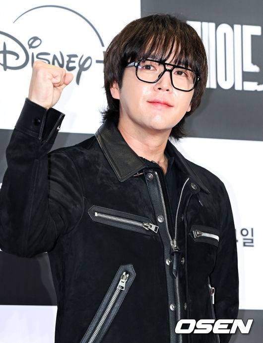 [OSEN=조은정 기자]디즈니+ 오리지널 시리즈 ‘메이드 인 코리아’ vip시사회가 15일 서울 강남구 메가박스 코엑스에서 열렸다.‘메이드 인 코리아’는 1970년대 혼란과 도약이 공존했던 대한민국, 국가를 수익모델로 삼아 부와 권력의 정점에 오르려는 사내 ‘백기태’(현빈)와 그를 무서운 집념으로 벼랑 끝까지 추적하는 검사 ‘장건영’(정우성)이 시대를 관통하는 거대한 사건들과 직면하는 이야기.배우 장근석이 포즈를 취하고 있다. 2025.12.15 /cej@osen.co.kr