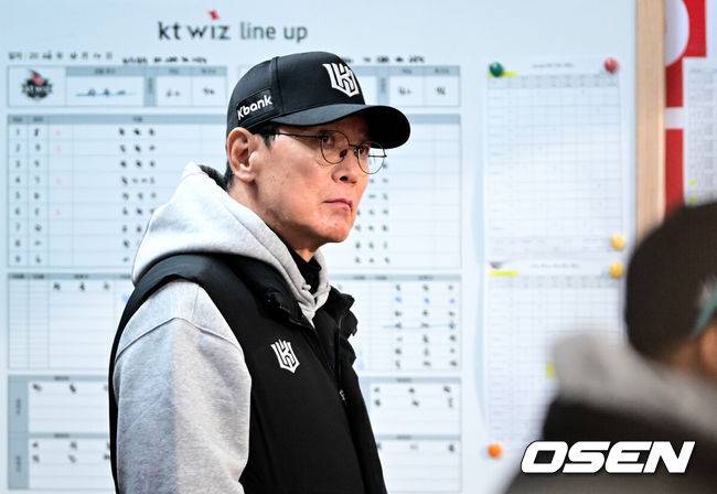 [OSEN=수원, 조은정 기자]10일 경기도 수원 KT위즈파크에서 2026 신한 SOL KBO리그 KT 위즈와 두산 베어스의 경기가 열렸다.이날 KT는 사우어, 두산은 곽빈을 선발투수로 내세웠다.KT 이강철 감독이 생각에 잠겨 있다. 2026.04.10 /cej@osen.co.kr