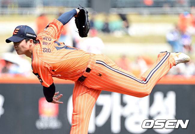 [OSEN=대전, 최규한 기자] 11일 대전 한화생명볼파크에서 ‘2026 신한 SOL KBO리그’ 한화 이글스와 KIA 타이거즈의 경기가 열렸다.홈팀 한화는 왕옌청, 방문팀 KIA는 이의리를 선발로 내세웠다. 1회초 한화 선발 왕옌청이 힘차게 공을 뿌리고 있다. 2026.04.11 / dreamer@osen.co.kr