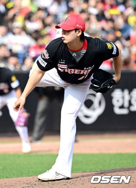 [OSEN=대전, 최규한 기자] 11일 대전 한화생명볼파크에서 ‘2026 신한 SOL KBO리그’ 한화 이글스와 KIA 타이거즈의 경기가 열렸다.홈팀 한화는 왕옌청, 방문팀 KIA는 이의리를 선발로 내세웠다. 5회말 마운드에 오른 KIA 투수 황동하가 힘차게 공을 뿌리고 있다. 2026.04.11 / dreamer@osen.co.kr