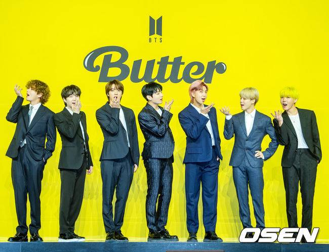 [OSEN=민경훈 기자] 21일 오후 서울 송파구 올림픽공원 올림픽홀에서 방탄소년단(BTS)의 새 디지털 싱글 'Butter' 발매 기념 글로벌 기자간담회 포토타임이 진행됐다.그룹 방탄소년단(RM, 진, 슈가, 제이홉, 지민, 뷔, 정국)의 새 싱글 'Butter'는 오늘(21일) 오후 1시(한국시각)에 전 세계 동시에 발매된다.&nbsp;방탄소년단의 새 디지털 싱글 'Butter'는 마음을 흔드는 방탄소년단의 귀여운 고백을 담은 청량하고 중독성 강한 댄스 팝 장르의 서머송이다. 버터처럼 부드럽게 스며드는 방탄소년단의 독보적인 매력을 느낄 수 있는 곡으로 방탄소년단만의 음악적 스타일을 더한 것으로 알려져 기대를 모으고 있다.방탄소년단(BTS) 멤버들이 무대 위에서 포토타임을 갖고 있다./ rumi@osen.co.kr