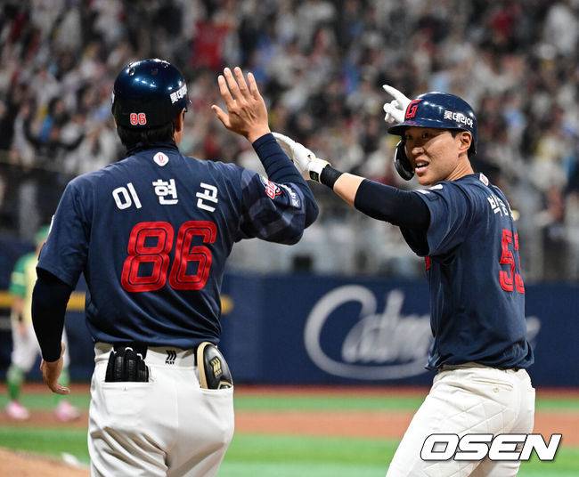 [OSEN=고척, 지형준 기자] 11일 서울 고척스카이돔에서 ‘2026 신한은행 SOL Bank KBO리그’ 키움 히어로즈와 롯데 자이언츠의 경기가 열렸다.이날 키움은 와일스, 롯데는 비슬리를 선발투수로 내세웠다.&nbsp;연장 10회초 1사 1,2루에서 롯데 박승욱이 1타점 적시타를 날리며 기뻐하고 있다. 2026.04.11&nbsp;/ jpnews@osen.co.kr