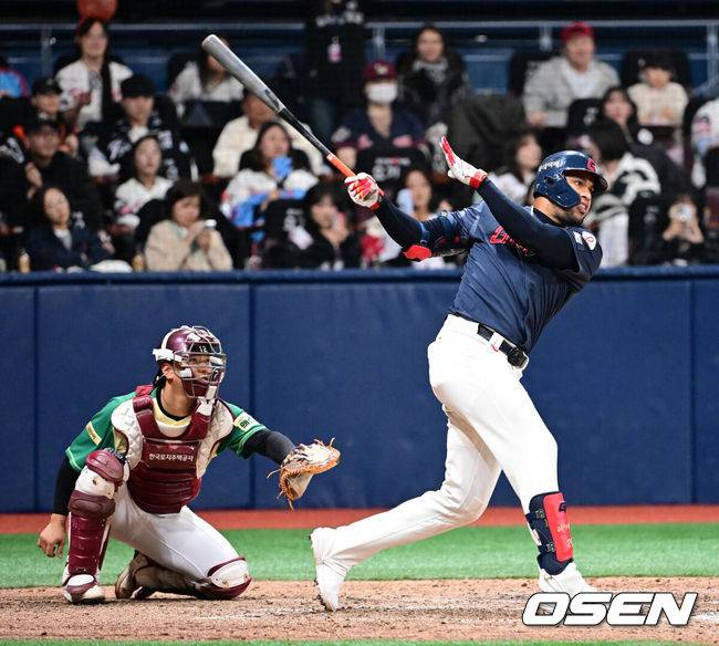 [OSEN=고척, 지형준 기자] 11일 서울 고척스카이돔에서 ‘2026 신한은행 SOL Bank KBO리그’ 키움 히어로즈와 롯데 자이언츠의 경기가 열렸다.이날 키움은 와일스, 롯데는 비슬리를 선발투수로 내세웠다.&nbsp;연장 10회초 1사에서 롯데 레이예스가 좌중간 2루타를 날리고 있다. 2026.04.11&nbsp;/ jpnews@osen.co.kr
