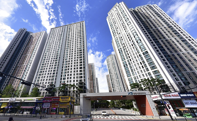 김포 걸포동의 대단지 아파트인 '한강메트로자이' 단지 입구와 전경. 지하철 5호선 연장선이 인근 걸포북변역을 지날 것으로 예상되면서 수혜 단지로 꼽히는 이곳은 최근 김포의 인구 정체기 속에서도 서울 접근성을 중시하는 수요자들의 꾸준한 관심을 받고 있다. 네이버 지도 거리뷰 캡처.