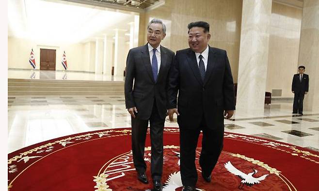 김정은 북한 국무위원장(오른쪽)이 10일 평양 노동당 중앙당사에서 왕이 중국 정치국위원 겸 외교부장을 만났다. 중국 외교부 홈페이지