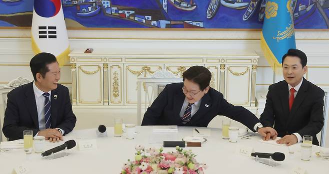 이재명 대통령이 7일 청와대에서 열린 여야정 민생경제협의체 회담에서 장동혁 국민의힘 대표의 손을 잡고 있다. 청와대사진기자단