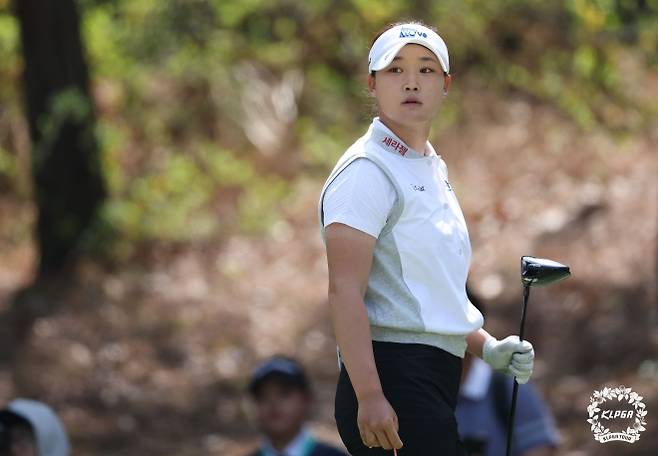 티샷한 볼의 방향을 쫓는 김민솔. KLPGA 제공.