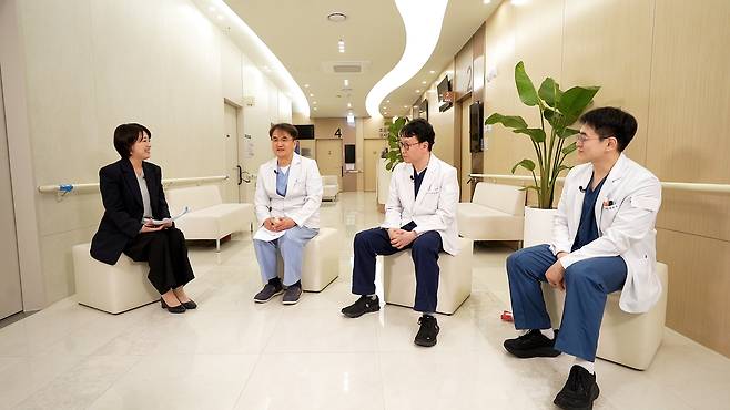 연세건우병원 족부센터 이호진, 유종민, 서민규 원장은 “발바닥 통증 중 가장 흔한 질환이 족저근막염”이라며 “평소 스트레칭이 중요하다”고 설명했다. /서울경제TV ‘지금 명의’ 캡처