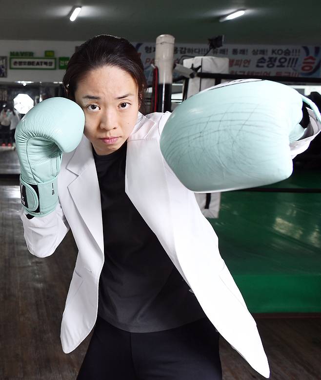서려경 순천향대 천안병원 소아청소년과 교수가 10일 충청남도 천안시 쌍용동 천안BEAT손정오복싱클럽에서 서울경제신문 인터뷰에 앞서 복싱 자세를 보여주고 있다. 천안=오승현 기자