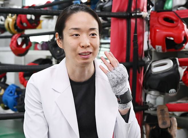 서려경 순천향대 천안병원 소아청소년과 교수가 10일 충청남도 천안시 쌍용동 천안BEAT손정오복싱클럽에서 진행된 서울경제신문 인터뷰에서 복싱의 매력을 설명하고 있다. 천안=오승현 기자