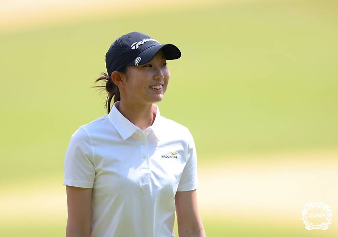 김서아가 4일 KLPGA 투어 더 시에나 오픈 2026 3라운드 5번 홀에서 홀아웃하며 미소를 보이고 있다. 사진 제공=KLPGA