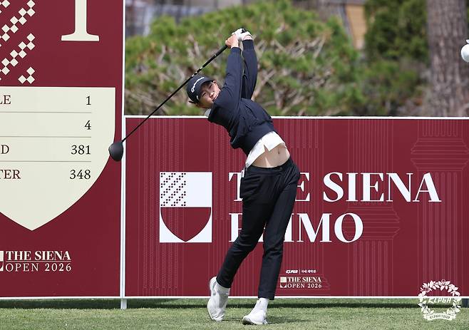 김서아가 4일 KLPGA 투어 더 시에나 오픈 2026 3라운드 1번 홀에서 드라이버 샷을 하고 있다. 사진 제공=KLPGA