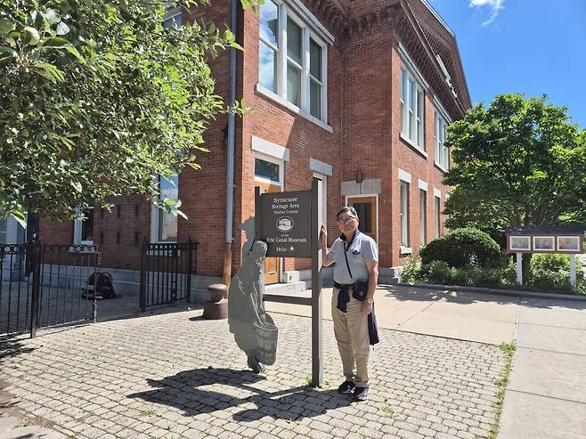 치테낭고 운하 박물관의에서 촬영한 필자 모습