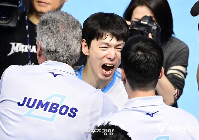 대한항공 한선수가 10일 인천 계양체육관에서 열린 2025~2026시즌 V리그 남자부 챔피언결정전(5전 3승제) 5차전에서 우승을 확정한 뒤 기뻐하고 있다. KOVO 제공
