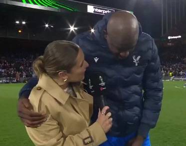 장 필립 마테타(가운데) 여성 리포터를 과도하게 끌어 안는 모습. /사진=더선 갈무리