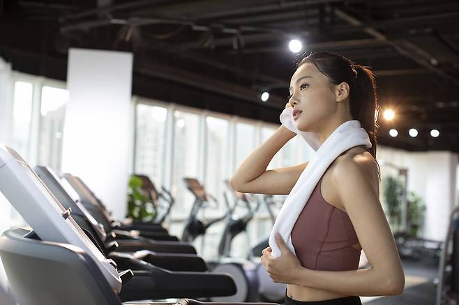 울퉁불퉁한 근육이 생길 수 있단 오해로 근육 운동을 하지 않는 여성이 많다.[사진 | 게티이미지뱅크]