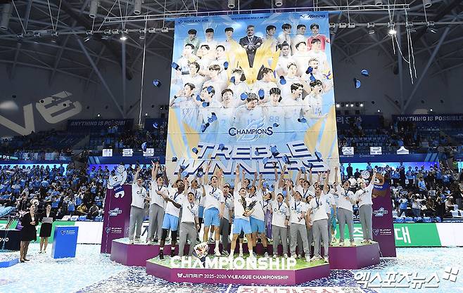 10일 오후 인천 계양체육관에서 열린 '진에어 2025-2026 V-리그' 대한항공과 현대캐피탈의 챔피언결정전 5차전 경기, 대한항공이 세트 스코어 3:1(25:18, 25:21, 19:25, 25:23)로 승리하며 트레블을 달성했다. 경기 종료 후 대한항공 선수들이 기념 촬영을 하고 있다. 인천, 박지영 기자