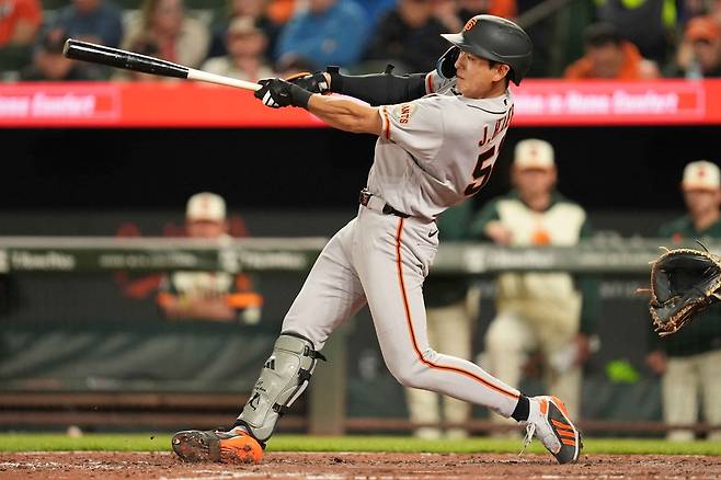 이정후는 11일 미국 메릴랜드주 볼티모어의 오리올 파크 앳 캠든 야즈에서 열린 볼티모어 오리올스와 2026 미국 메이저리그 정규시즌 원정경기에서 팀의 6번 타자 겸 우익수로 출전, 4타수 2안타 2타점 1득점을 기록했다. 2회 2루타에 이어 7회에는 마수걸이 홈런까지 터트렸다. 올 시즌 14번째 경기에서 나온 홈런포였다. 4월 월간 타율 0.083으로 부진하던 이정후는 오랜만에 멀티히트를 터트려 반등의 계기를 마련했다. 연합뉴스