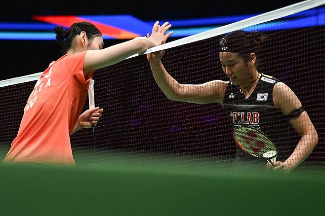 안세영(삼성생명·세계 1위)은 11일(한국시간) 중국 닝보의 올림픽스포츠센터 체육관에서 열린 2026 아시아배드민턴선수권대회 여자단식 준결승에서 같은 한국의 심유진(인천국제공항·세계 19위)을 게임스코어 2-0(21-14 21-9)로 꺾었다. 이날 안세영은 심유진을 단 36분 만에 제압하면서 아시아선수권대회 결승 진출에 성공했다. 만약 안세영이 대회 정상에 오르면 아시아선수권대회 첫 우승을 거머쥘 뿐만 아니라, 그동안 이루지 못했던 그랜드슬램도 달성한다. 연합뉴스