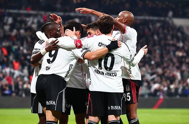 베식타시는 11일(한국시간) 튀르키예 이스탄불의 튀프라쉬 스타디움에서 열린 2025-2026시즌 튀르키예 쉬페르리그 29라운드 안탈리아스포르와의 홈 경기에서 오현규의 멀티골에 힘입어 4-2로 이겼다. 이날 최전방 공격수로 선발 출전한 오현규는 전반 33분과 후반 14분에 득점을 기록해 멀티골을 기록하면서 팀의 승리를 이끌었다. 이날 멀티골로 오현규는 베식타시 입단 후 10경기에서 7골 2도움을 기록했고, 올시즌 공격포인트를 42경기 17골 5도움으로 늘렸다. 베식타시 SNS