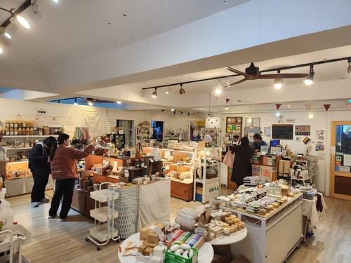 10일 오후 서울 마포구 망원시장 알맹상점에 들러 제품 구매하는 손님들의 모습 [촬영 홍준석]