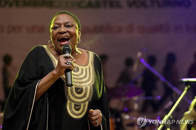 2008년 11월 9일 이탈리아에서 마피아 조직에 맞선 작가 로베르토 사비아노를 지지하는 콘서트에 참여해 공연하는 미리엄 마케바. 이 공연이 그의 마지막 공연이었다. [EPA 연합뉴스 자료사진. 재판매 및 DB 금지]