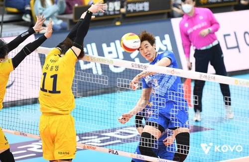 선수로 뛰던 시절의 박철우 우리카드 신임 감독(오른쪽) [한국배구연맹 제공. 재판매 및 DB 금지]