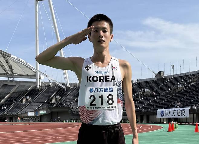 필승 박원빈 박원빈이 11일 일본 구마모토 에가오 건강 스타디움에서 열린 제34회 가나쿠리기념 선발 육상 중장거리대회 남자 3,000ｍ 장애물 경기에서 8분40초37의 한국 신기록을 서운 뒤 포즈를 취하고 있다. [대한육상연맹 제공. 재배포 및 DB금지]