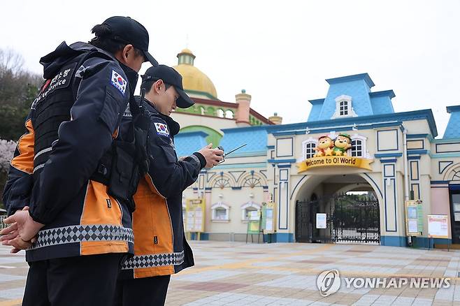 대전소방본부 대원들이 오월드서 탈출한 늑대를 찾기 위해 드론 수색을 하고 있는 모습 [연합뉴스 자료사진]