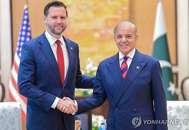 이란과 협상 앞두고 파키스탄 샤리프 총리 만난 JD 밴스 미국 부통령 [AFP=연합뉴스. 재판매 및 DB 금지]