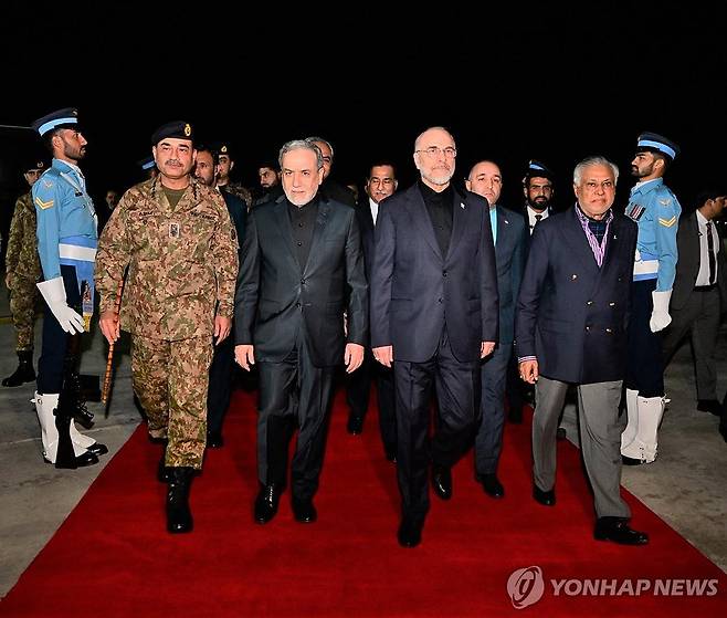 미국과 휴전 협상 위해 지난 10일 파키스탄에 도착한 이란 대표단의 모습 [EPA=연합뉴스. 재판매 및 DB 금지]