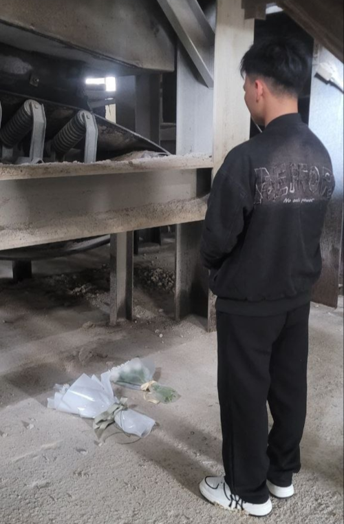 10일 오전 뚜씨가 형 뚜안씨가 숨진 컨베이어 벨트 앞에 서서 사고 현장을 바라보고 있다. /유족 측 제공