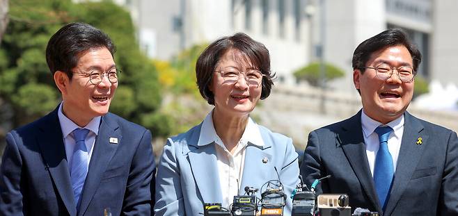12일 오전 서울시 영등포구 국회의사당 소통관 앞에서 열린 더불어민주당 수도권 광역단체장 후보 원팀 간담회에서 정원오 서울시장, 추미애&nbsp; 경기지사 ,박찬대 인천시장 후보가&nbsp; 웃는 모습으로 취재진의 질문을 받고 있다./전광현 기자 maggie@incheonilbo.com