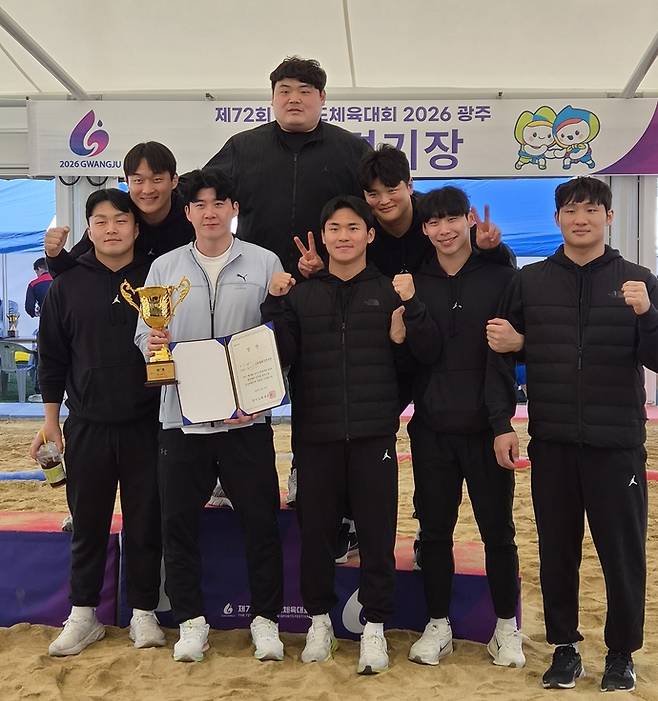 제72회 경기도체육대회 씨름 1부에서 11연패를 달성한 수원시청 선수단이 기념촬영을 하고 있다. 사진=수원시청