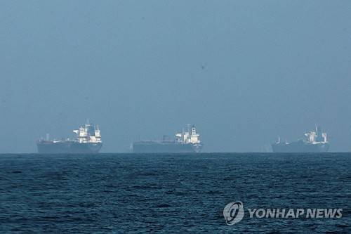 이란이 호르무즈 해협을 봉쇄하며 아랍에미리트(UAE) 핵심 원유 무역·저장 허브인 후자이라 인근 해상에 정박한 유조선들 2026.3.3 [사진=연합뉴스]