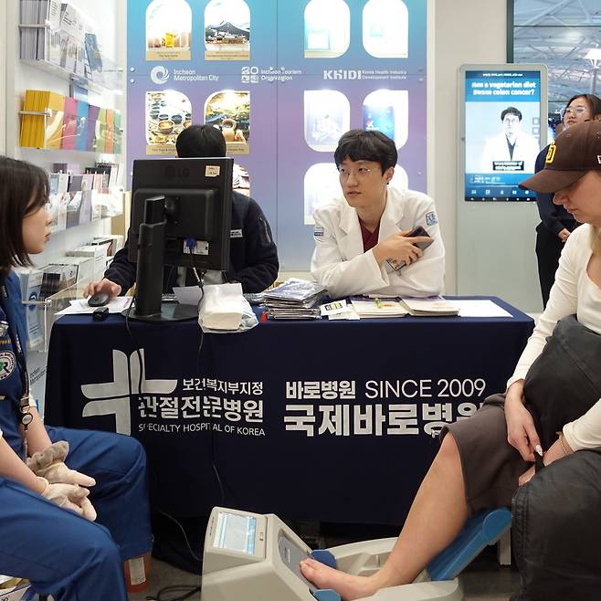 국제바로병원 인천공항서 외국인 척추관절 골밀도검사 K의료 눈길