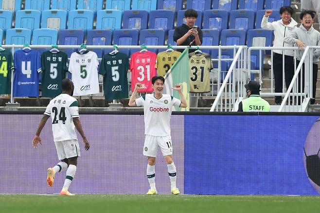 12일 수원월드컵경기장에서 열린 하나은행 K리그2 2026 7라운드 김포FC와 수원 삼성의 경기에서 후반 42분 결승골을 뽑아낸 김포 이시헌이 세리머니를 하고 있다.