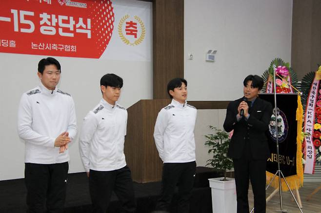 논산시티FC U-15는 프로 무대 경험이 풍부한 베테랑들을 전면에 배치해 지도 역량을 극대화했다. 사진은 안상현 감독(오른쪽)이 코치진을 소개하고 있다.(사진=장병일 기자)
