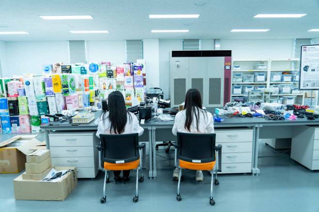 연구실에서 생활용품의 방사성물질을 조사 중인 모습. (사진=KINS 제공)