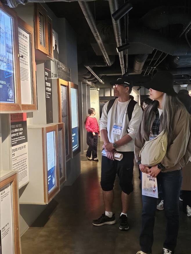 전일빌딩245에서 전시물을 둘러보고 있는 부부 교사 조기익씨와 장미연씨. /김다란 기자 kdr@namdonews.com