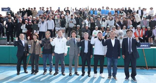 11일 전북일보가 주최하고 전북특별자치도테니스협회가 주관한 제54회 도지사배·제37회 전북 직장대항 테니스 대회가 완주군청 테니스장에서 열린 가운데 정을진 전북 테니스협회장을 비롯한 내빈, 선수들이 기념촬영을 하고 있다. /조현욱 기자