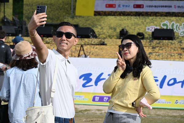 창녕군과 (사)창녕낙동강유채축제위원회, 경남도민일보가 함께한 제9회 창녕 유채꽃 라디엔티어링 행사가 창녕군 남지읍 낙동강변 유채단지에서 열렸다.행사 참석자들이 기념촬영하고 있다./김구연 기자