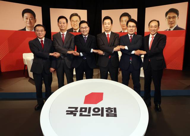 30일 오후 대구 TBC에서 열린 국민의힘 대구시장 후보 1차 비전 토론회에서 윤재옥·최은석·홍석준·유영하·이재만·추경호 후보(왼쪽부터)가 포즈를 취하고 있다. 연합뉴스