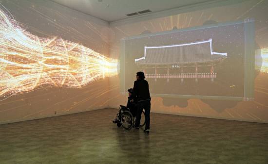 12일 오후 진주시립이성자미술관을 찾은 관람객이 촉석루 특별 미디어아트 전시를 살펴보고 있다. 백지영기자