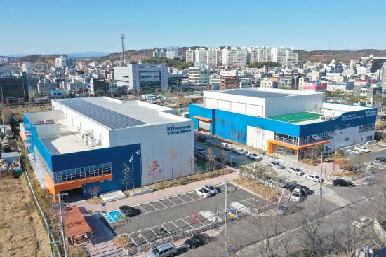 진주시 소재한 KTL 우주부품시험센터(왼쪽)와 항공전자기기술센터. 사진=한국산업기술시험원