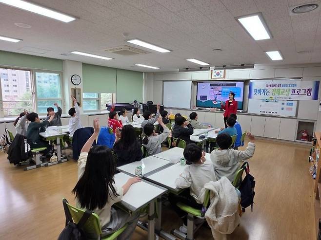 ▲ 칠곡교육지원청은 4월부터 5월까지 관내 초등학교 4~6학년과 중학교 1~3학년을 대상으로 '2026학년도 찾아가는 경제교실 프로그램'을 진행한다.